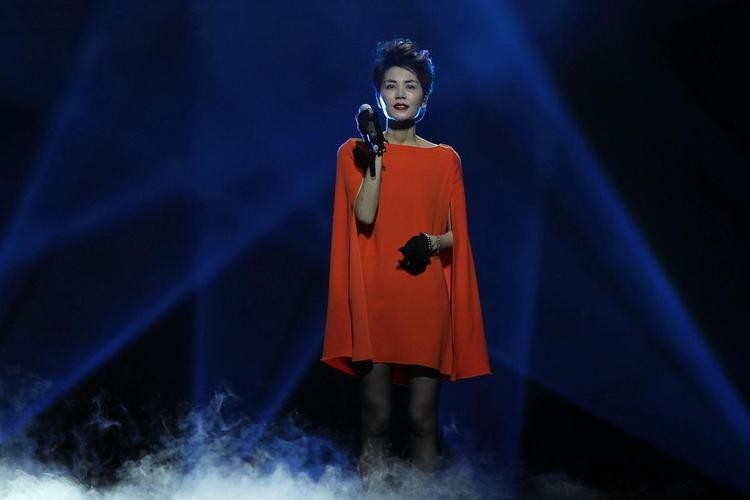 王菲舞台风采，疑是银河落九天，璀璨夺目惊四座