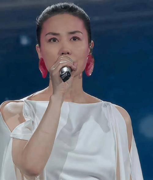 王菲春晚水滴耳环，时尚与经典的璀璨交融