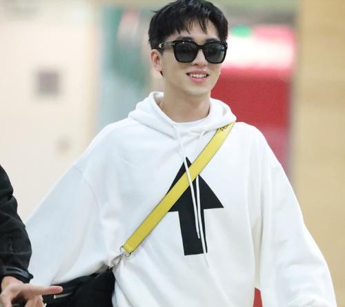 0后高速收费员撞脸多位明星，颜值与敬业的双重惊喜